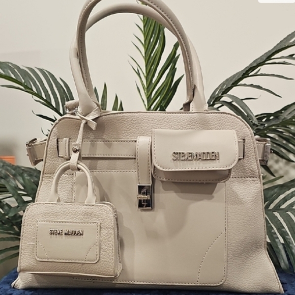 9 Piece RESALERS BUNDLE  NEW AND LIKE NEW BAGS, Good Condition Bags. - Picture 2 of 9